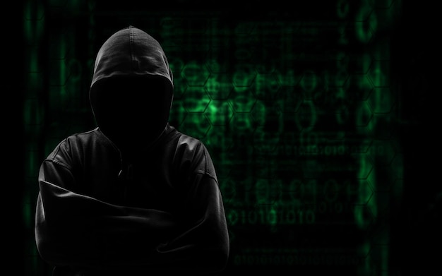 Computer-Hacker mit Kapuze gegen Schnittstelle