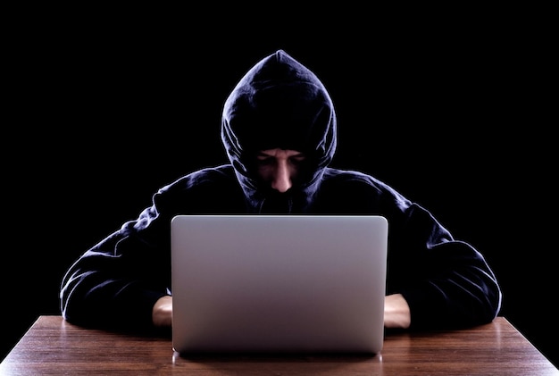 Computer-Hacker stehlen Daten von Laptops Konzept für Netzwerksicherheit Identitätsdiebstahl und Computerkriminalität Dunkler Hintergrund