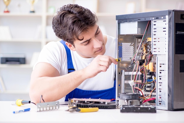 Computer-Hardware-Reparatur- und Reparaturkonzept durch erfahrene Techniker