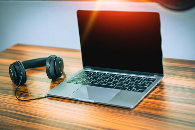 Computer-Laptop auf dem Schreibtisch zu Hause von zu Hause aus arbeiten