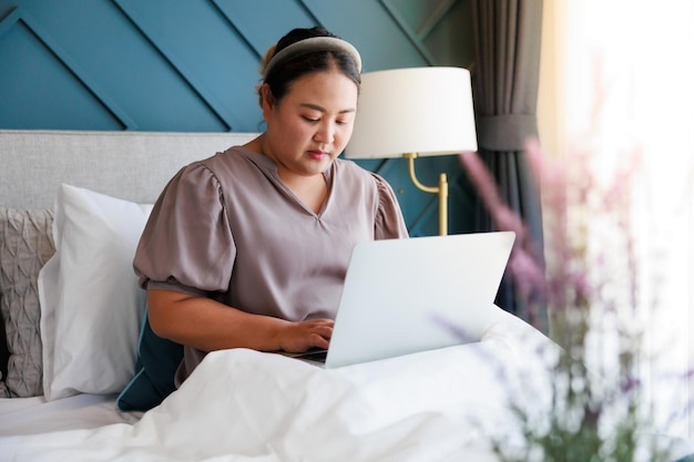 Computer laptop frau schlafzimmer arbeit person indoor home lifestyle internet working business technology