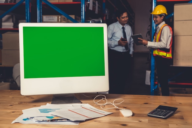 Computer mit Greenscreen-Display im Lagerraum