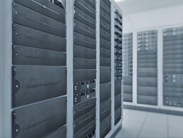 Computer-Netzwerk-Serverraum 3D-Render, der Internet und Hosting-Unternehmen und Datenzentrum-Konzept darstellt