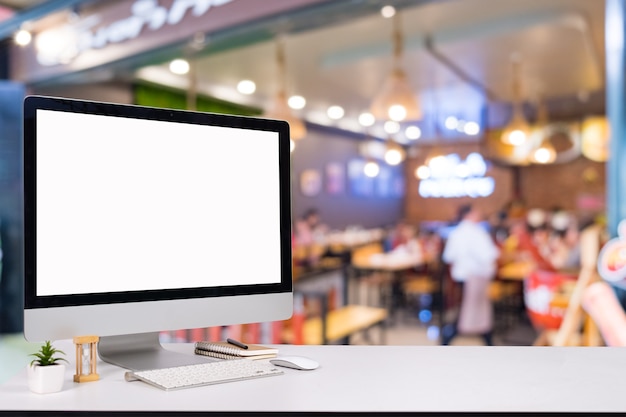 Foto computer-notebook und maus mit einem café hinter den kulissen café verwischen