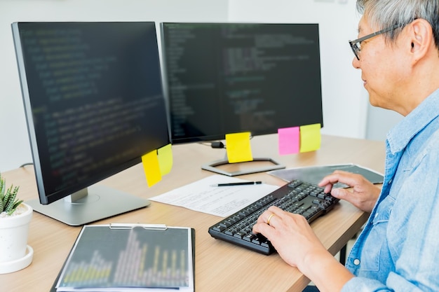 Computer-Software-Experte bei der Arbeit
