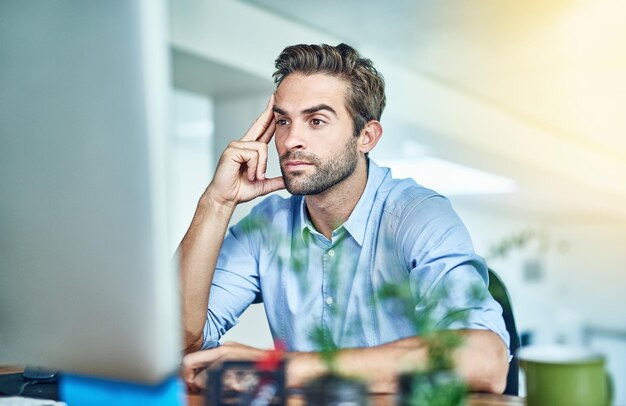 Computerangestellter und Mann im Büro Denken und Schreibtisch für Copywriter Startup und Arbeitsplatz des Geschäfts Brainstorming Mitarbeiter und Person mit Technologie Desktop und Idee für die Forschung in der Agentur