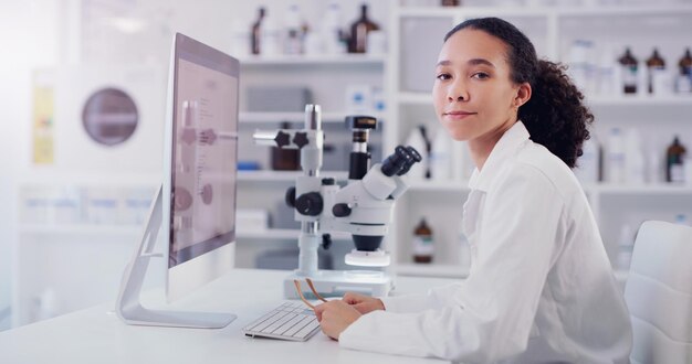 Computerforschung und Porträt einer Frau im Labor für Wissenschaft, Pharmazie und medizinische Gesundheitstechnologie und Studienanalyse mit einer Wissenschaftlerin für Medizinexpertin und Online-Bericht