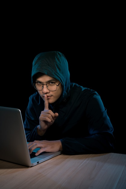 Computerhacker, der in einem dunklen Raum arbeitet