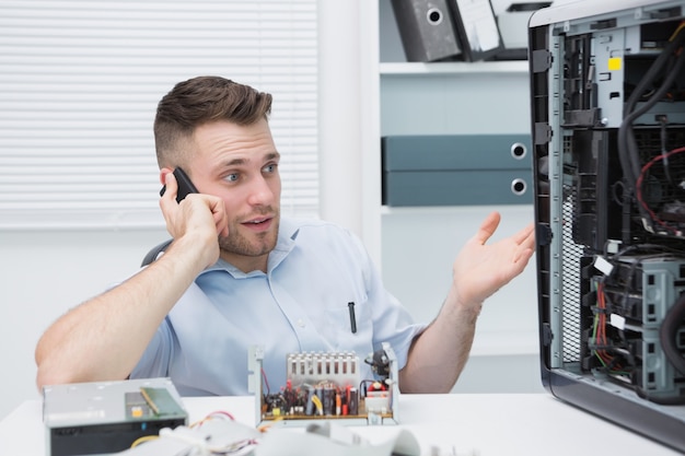 Computeringenieur auf Abruf, während er auf eine offene CPU hindeutet