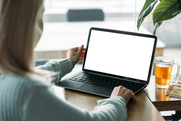 Computermodell für zufällige Frauen für virtuelle Treffen