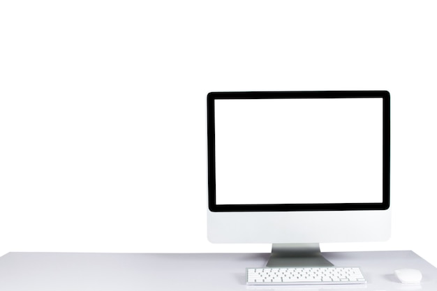 Computermonitor auf weißem Bildschirm auf Schreibtisch-Beschneidungspfad im Bürostil isoliert.