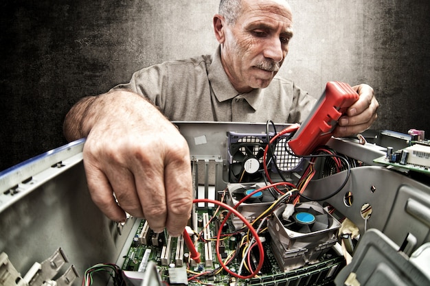 Foto computerreparaturfachmann bei der arbeit