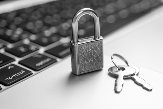Computersicherheitskonzept Vorhängeschloss mit Schlüsseln auf dem Computertastatur-Laptop im Büro Hintergrundfoto für Cybersicherheit und Datenschutz