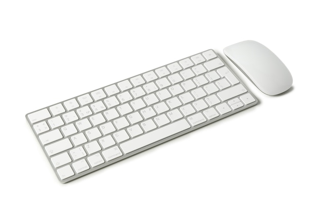 Computertastatur und -maus lokalisiert auf weißem Hintergrund