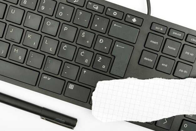 Foto computertastatur und symbolinformationsmedium für die kommunikationlaptop-tastatur zum tippen neu