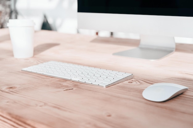 Computertastaturmaus und eine Tasse Kaffee auf dem Desktop