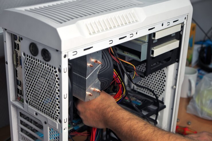 Foto computertechniker baut einen computer zusammen. bauen sie einen heim-pc