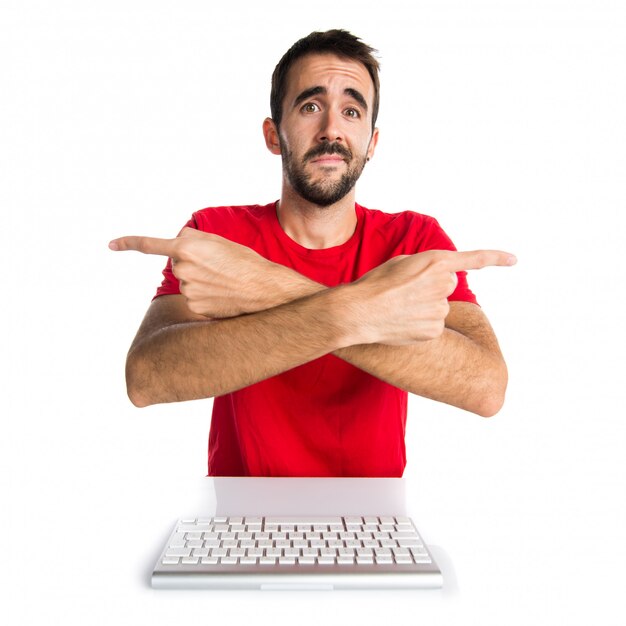 Computertechniker, der mit seiner Tastatur auf die seitlichen Zweifel zeigt