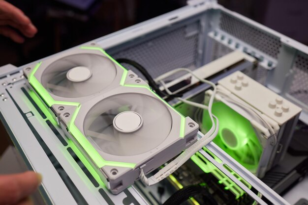Computertechniker installiert das Kühlsystem eines Computers