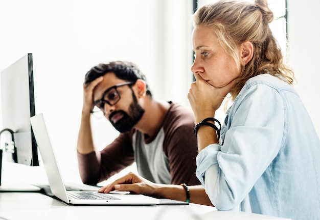 Computertechnikerfreunde mit besorgtem Gesichtsausdruck