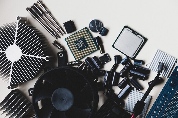 Computerteile mit CPU-Lüfter-Kühler-Batterie-Kondensatoren Kühler-Chip-Schraubendreher auf weißem Tisch