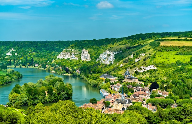 La comuna de Les Andelys a orillas del Sena en Alta Normandía, Francia