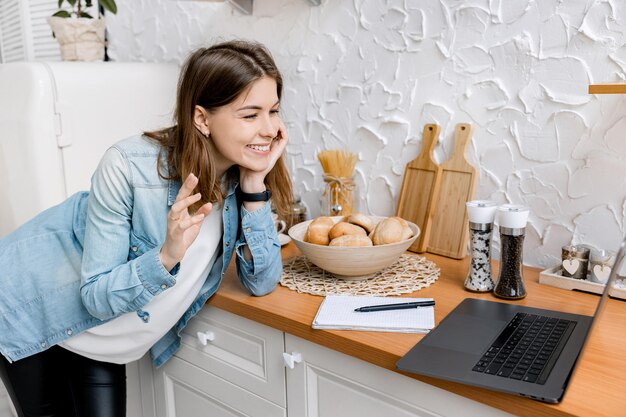 Se comunica por videollamada con colegas usando una computadora