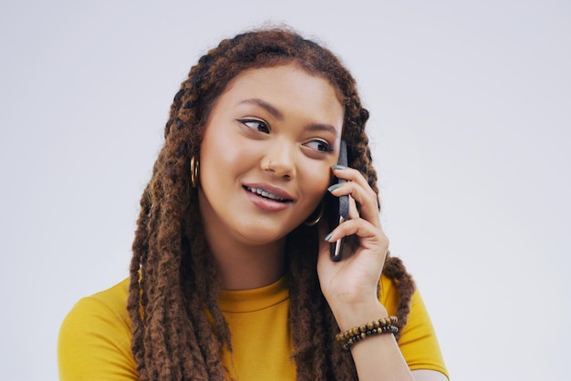 Foto comunicação de chamada telefônica e mulher no estúdio com sorriso para conversar, falar e bater papo maquete de rede fundo branco e pessoa do sexo masculino no smartphone para falar, contato e conexão