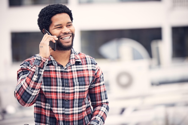 Comunicação de chamada telefônica homem negro urbano e feliz falando em rede ou falando em conversa móvel ao ar livre Smartphone bate-papo no telhado da cidade ou pessoa africana consultando com contato de celular