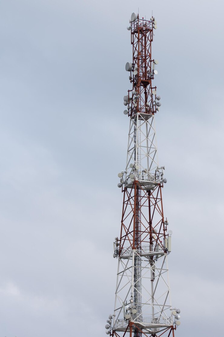 Foto comunicação de estrutura de torre metálica e comunicação celular
