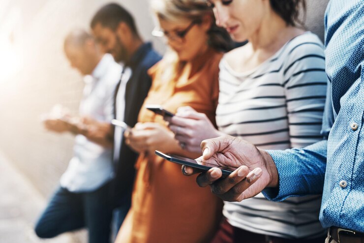 Foto comunicação de mídia social e telefone com as mãos das pessoas para rede de internet e conexão tecnologia contato e pesquisa com amigos na parede da cidade para site online e aplicativo