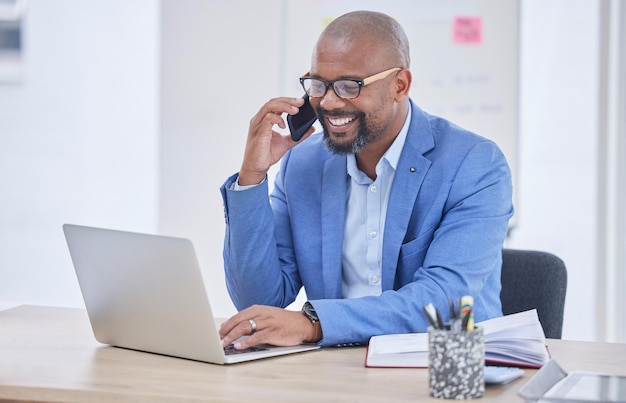 Comunicação de telefonema e laptop de homem negro no escritório para conversa on-line de web design ou sorriso lendo e-mail de tecnologia Empresário africano estratégia de planejamento feliz e falando em chamada de smartphone