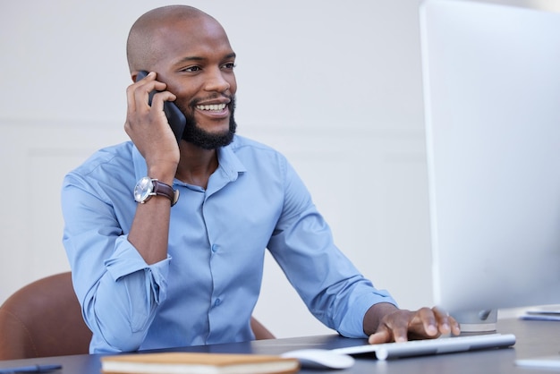 Comunicação em todas as plataformas. Foto de um jovem empresário usando um computador durante uma ligação no trabalho.