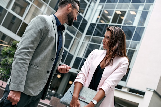 Comunicação empresarial dois jovens empresários do lado de fora na rua da cidade conversando