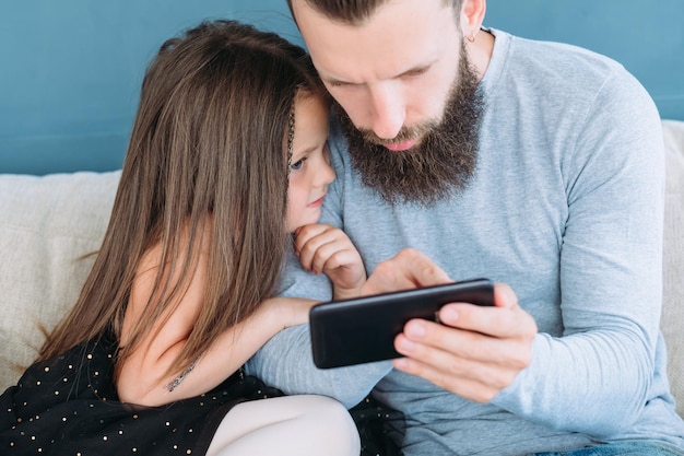 Comunicação familiar e vício em dispositivos digitais pai e filho usando navegação na internet pelo celular