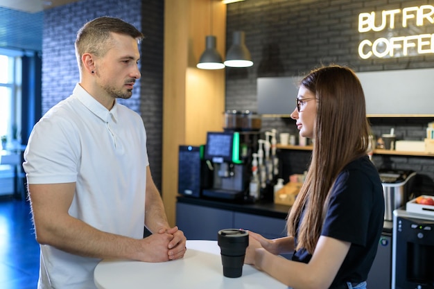 Comunicação informal entre dois colegas durante uma pausa para o café