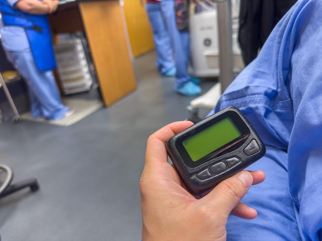 Foto comunicação médica um pager hospitalar significa urgência de conexão instantânea e trabalho em equipe na saúde