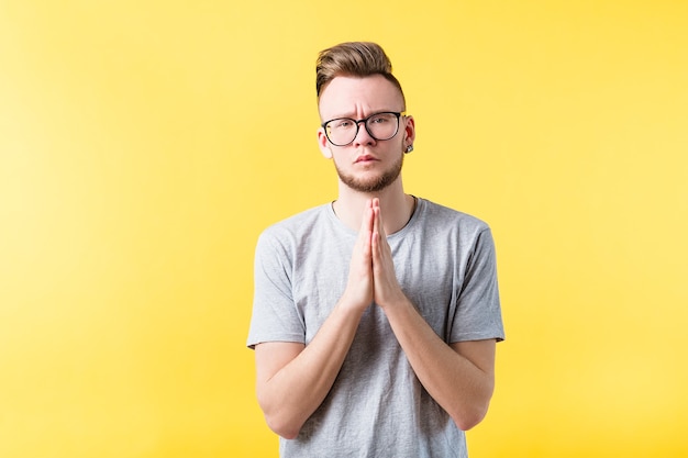 Comunicação não verbal da linguagem corporal. ter esperança. jovem parecendo chateado implorando por gesto de oração de simpatia misericordiosa.