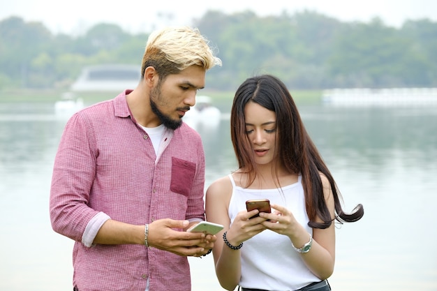 Comunicação no celular durante homem e mulher