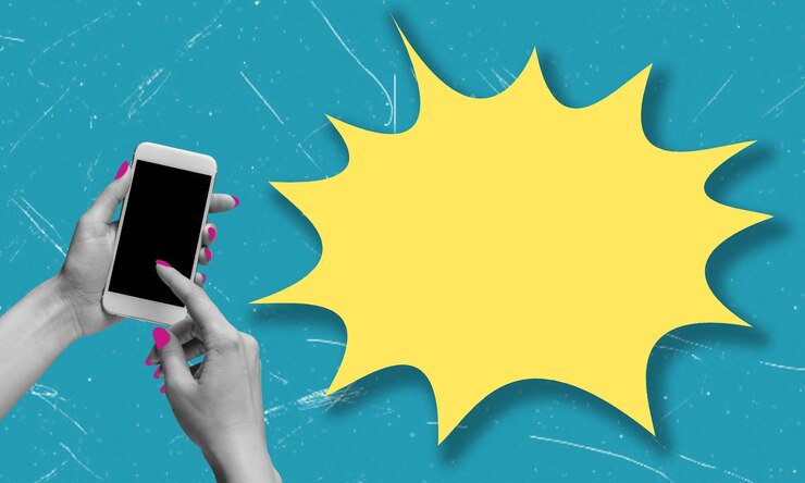 Foto comunicação on-line através de telefone celular texting uma bolha de fala com espaço vazio para texto