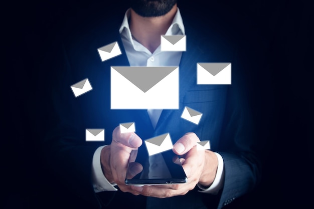Comunicação on-line de caixa de entrada de e-mail e conceito de marketing por e-mail