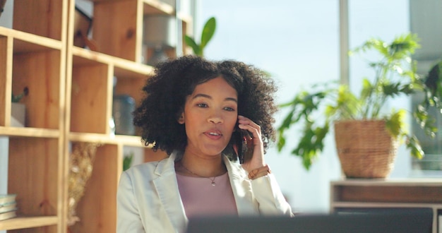 Comunicação por telefone e mulher de negócios com um laptop para planejamento de rede e trabalho criativo em um escritório Falando de publicidade e funcionário africano em um celular para uma estratégia para uma startup