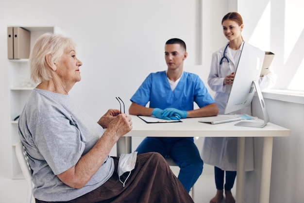 Comunicación de la anciana con un médico en el consultorio médico