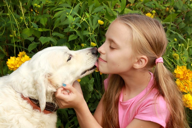 Comunicación de una chica con un perro.