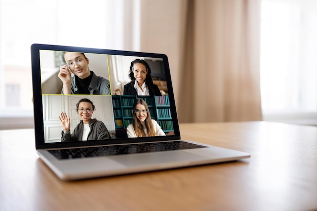 Comunicación comunicación de video en línea con colegas abra la conferencia de pantalla de computadora portátil