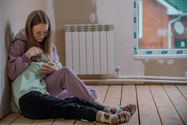 Foto comunicación confidencial entre una madre y una hija preadolescente en privado