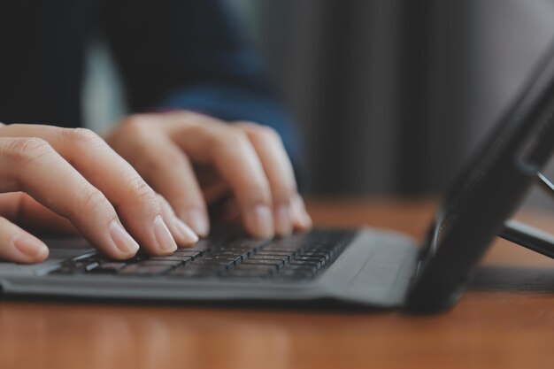 Comunicación Corporativa Empresaria Asiática Hablando Por Teléfono Móvil Trabajando En Una Computadora Portátil En La Oficina Moderna Espacio Libre