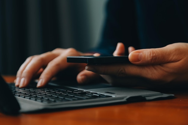 Comunicación Corporativa Empresaria Asiática Hablando Por Teléfono Móvil Trabajando En Una Computadora Portátil En La Oficina Moderna Espacio Libre