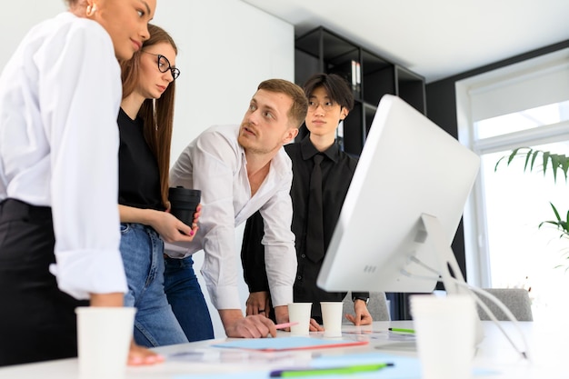 Comunicación de cuatro colegas de diferentes carreras en la oficina.