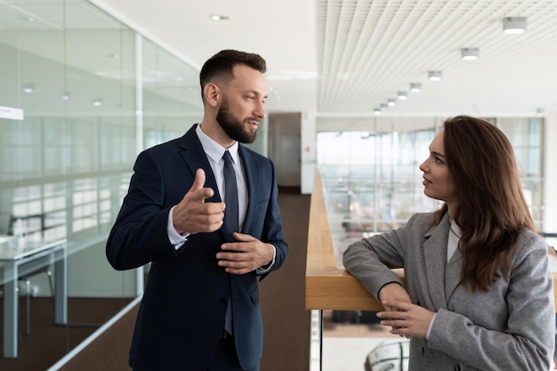 Comunicación de los empleados de la empresa, hombres y mujeres, concepto de relación comercial.